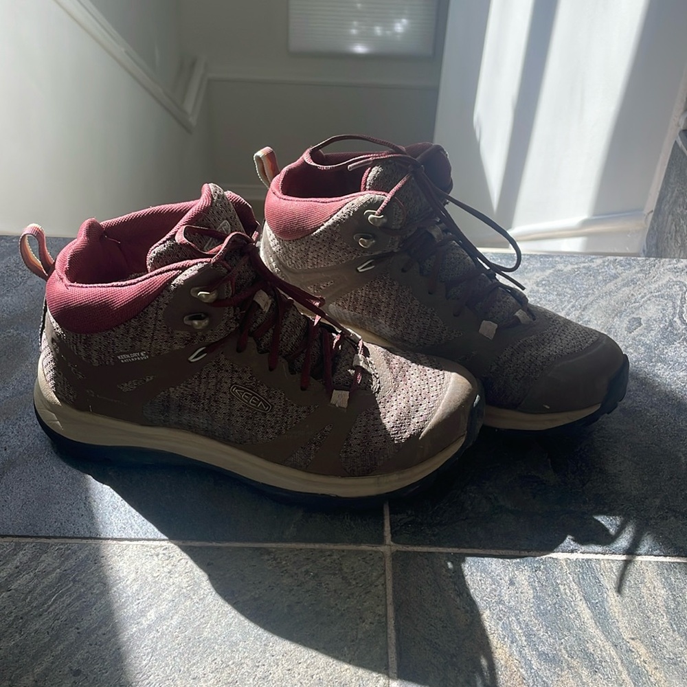 Used once Keen Woman’s Hiking Boots